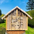 DARLUX Holz Insektenhotel XL Wildbienen-Nisthilfe Insektenhaus Naturbelassen. Produziert von Werkstätten für behinderte Menschen.