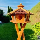 DARLUX Vogel Futter Haus L Sechseck Holz Vogelhaus + Ständer Braun/ Rot