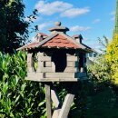DARLUX Vogel Futter Haus L Futterstelle Sechseck Vogelhaus+ Ständer Braun/ Rot Vogelfutterhaus Wetterfest