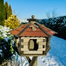 DARLUX Vogelfutterhaus XL Sechseck Vogelhaus + Ständer Futterstelle Braun/ Rot Garten Vogelfutterhaus Wetterfest