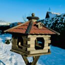 DARLUX Vogelfutterhaus XL Sechseck Vogelhaus + Ständer Futterstelle Braun/ Rot Garten Vogelfutterhaus Wetterfest