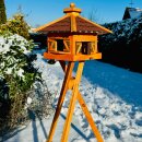 DARLUX Vogelfutterhaus XL Sechseck Vogelhaus + Ständer Futterstelle Braun/ Rot Garten Vogelfutterhaus Wetterfest